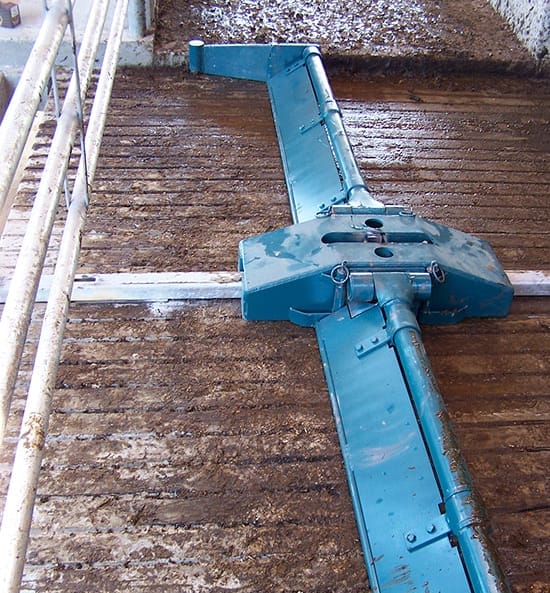 Mid-Valley-Manufacturing-Scraper-Systems05 Installed Alley King Hydraulic Manure Scraper