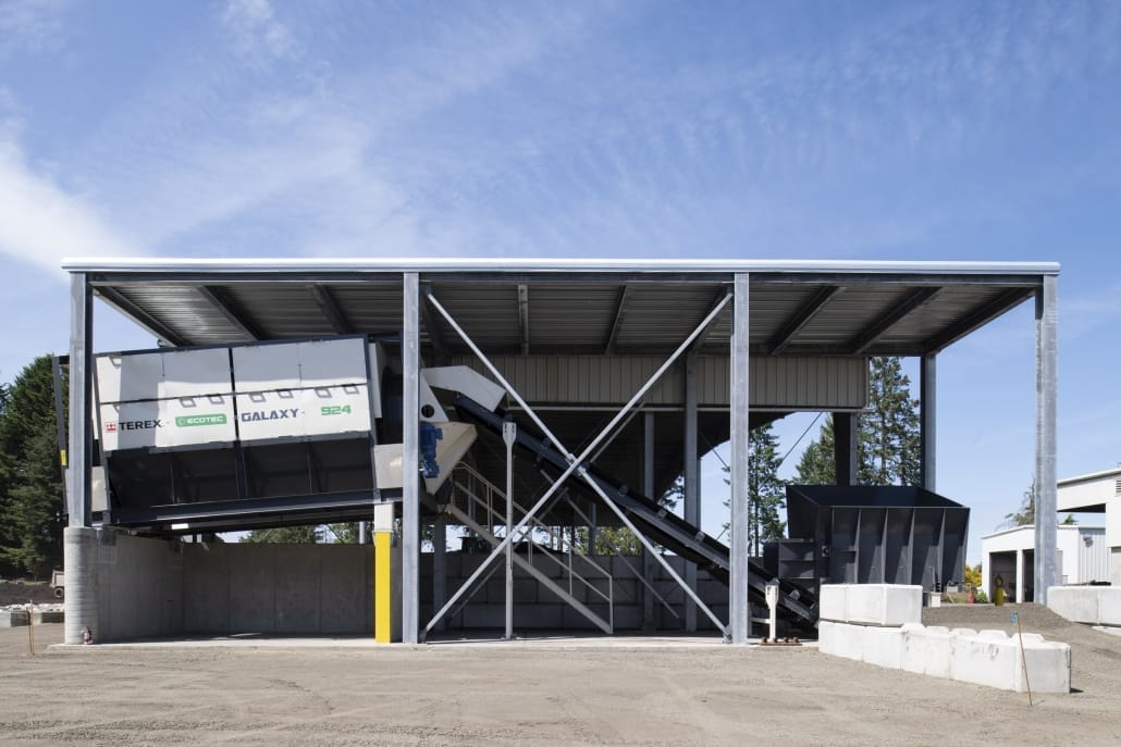 Compost Turner equipment protected by a shelter